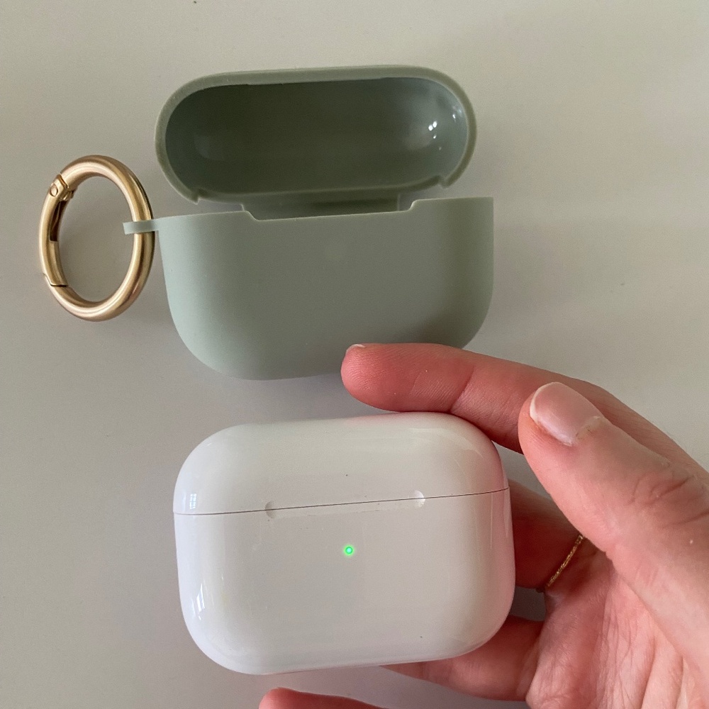 Apple MagSafe Charging Case (Lightning) for AirPods Pro (2nd generation)